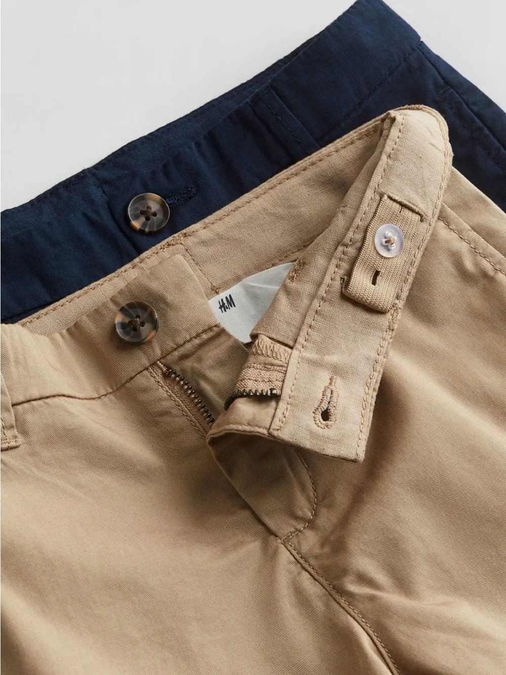 Pre-owned H&M Boys 2‑Piece Chino Shorts Set, color Beige & Navy/ Size: 4